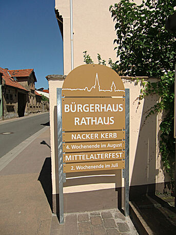 Hinweisschild Rathaus, Bürgerhaus